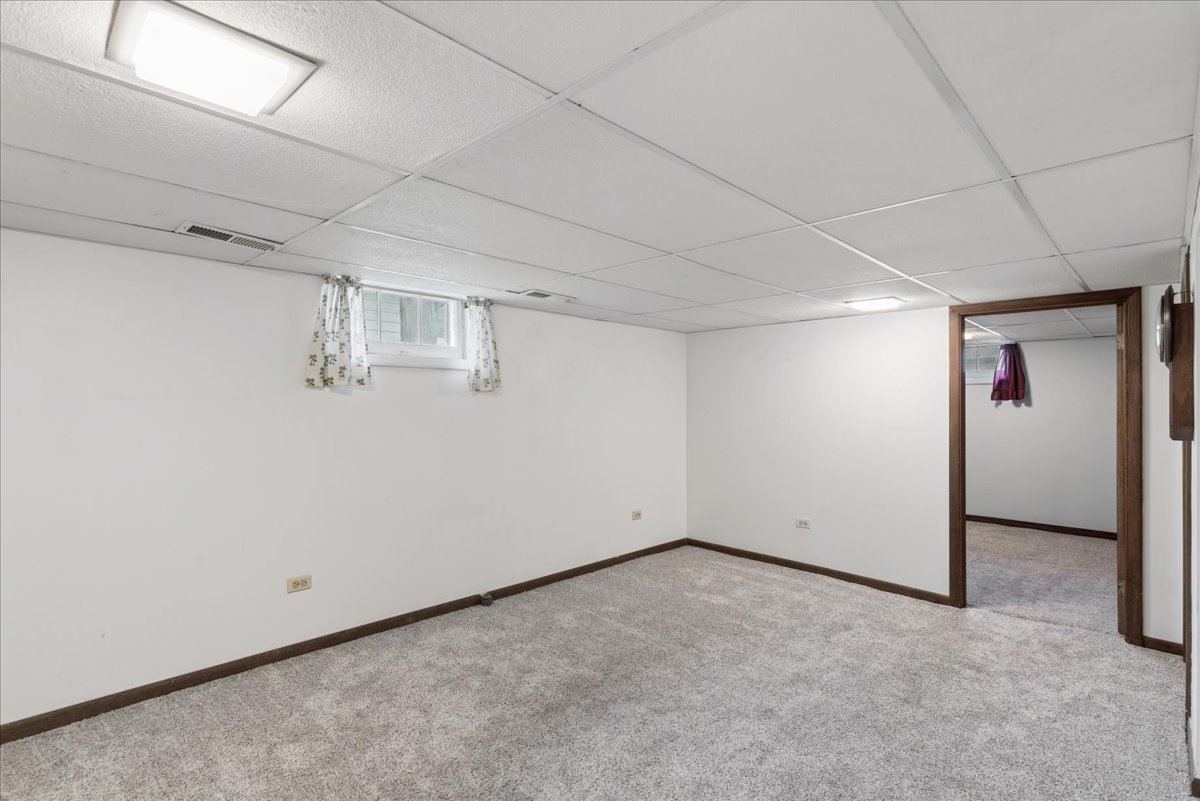 802 Kirkwood Avenue, Winthrop Harbor, IL 60096