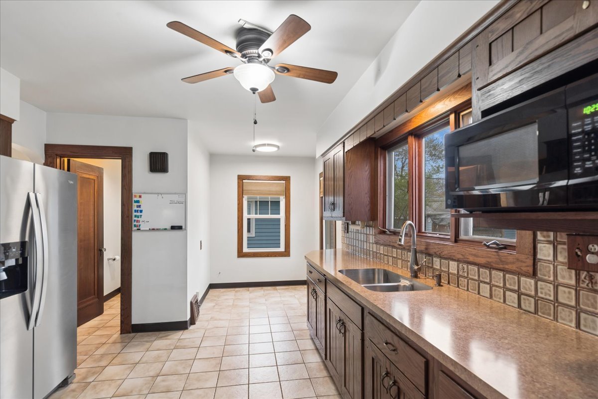 802 Kirkwood Avenue, Winthrop Harbor, IL 60096