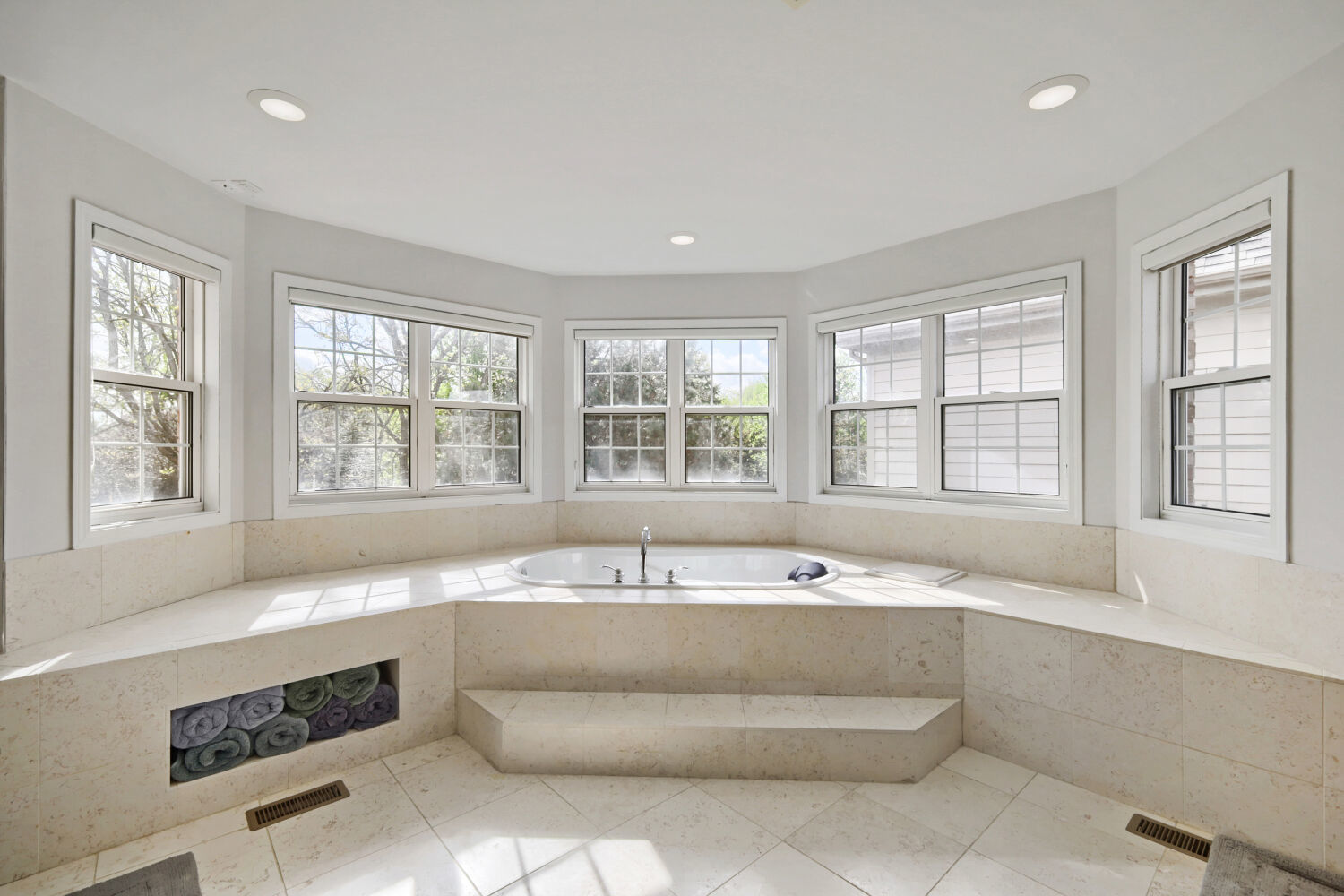 155 Michigan Drive, Bloomingdale, IL 60108