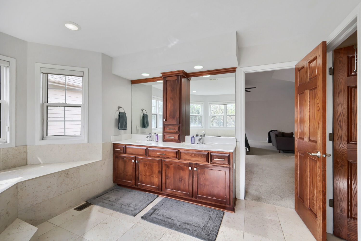 155 Michigan Drive, Bloomingdale, IL 60108