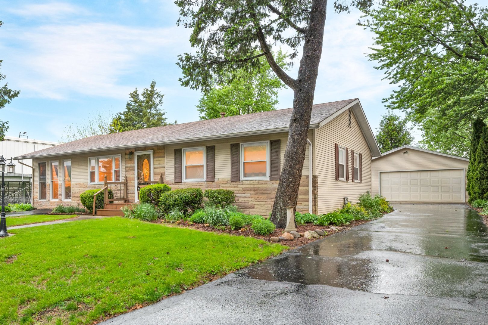 327 W Poplar Street, Heyworth, IL 61745