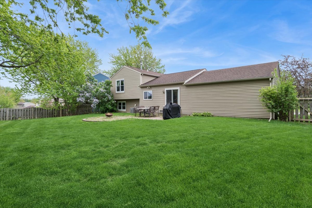733 Cypress Lane, Carol Stream, IL 60188