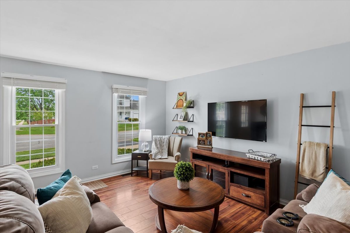 733 Cypress Lane, Carol Stream, IL 60188