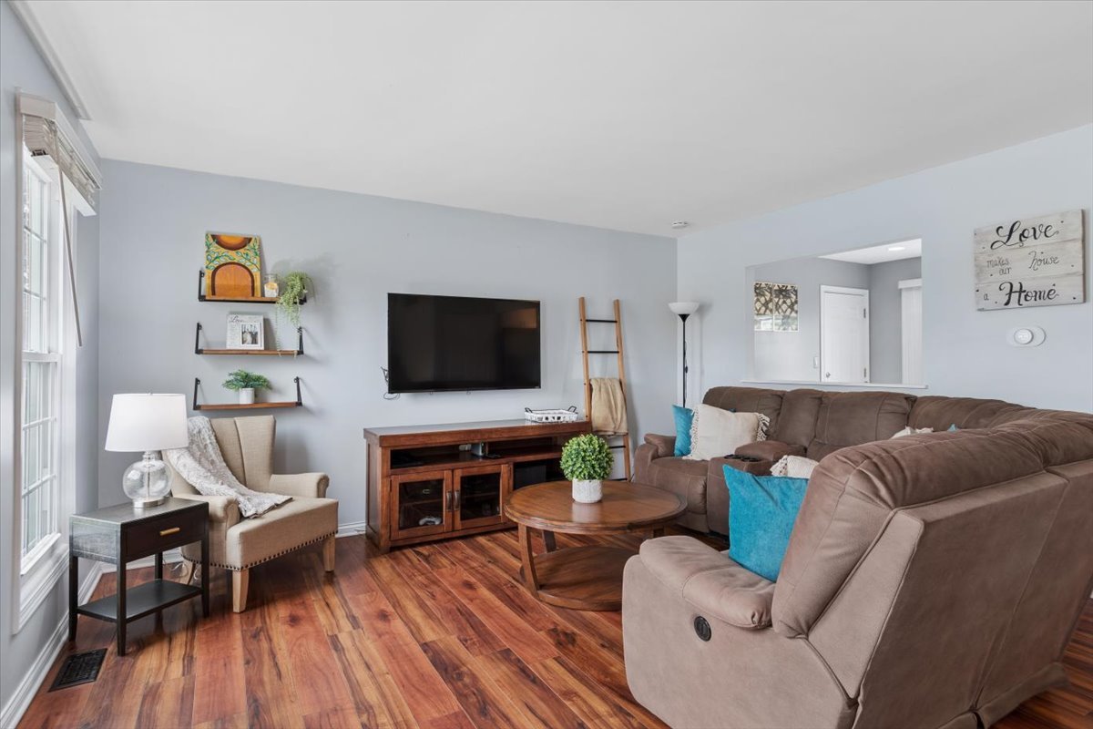 733 Cypress Lane, Carol Stream, IL 60188