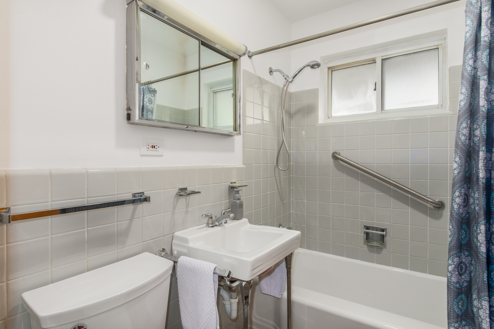 8233 N Octavia Avenue, Niles, IL 60714