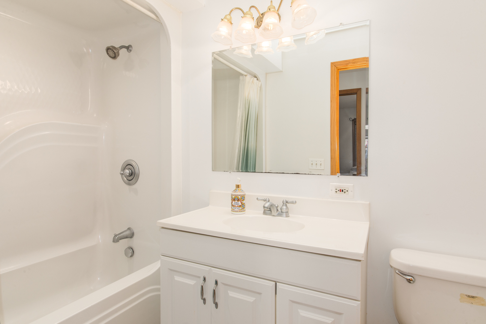 8233 N Octavia Avenue, Niles, IL 60714