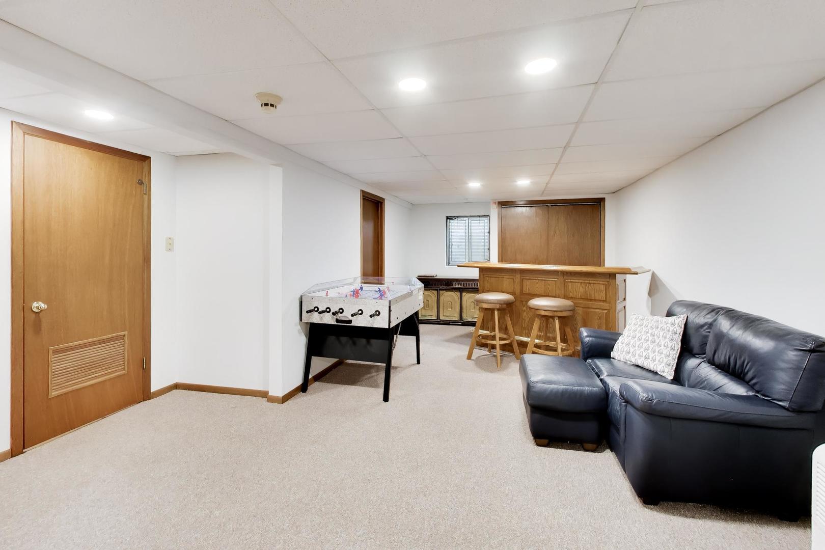 9641 E Shore Drive, Oak Lawn, IL 60453