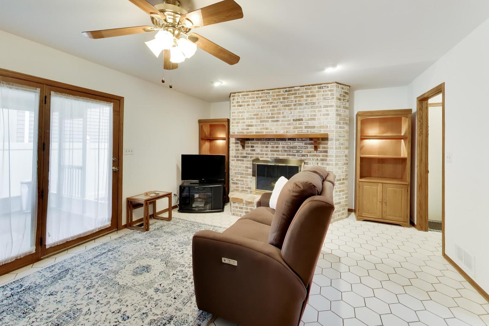 9641 E Shore Drive, Oak Lawn, IL 60453