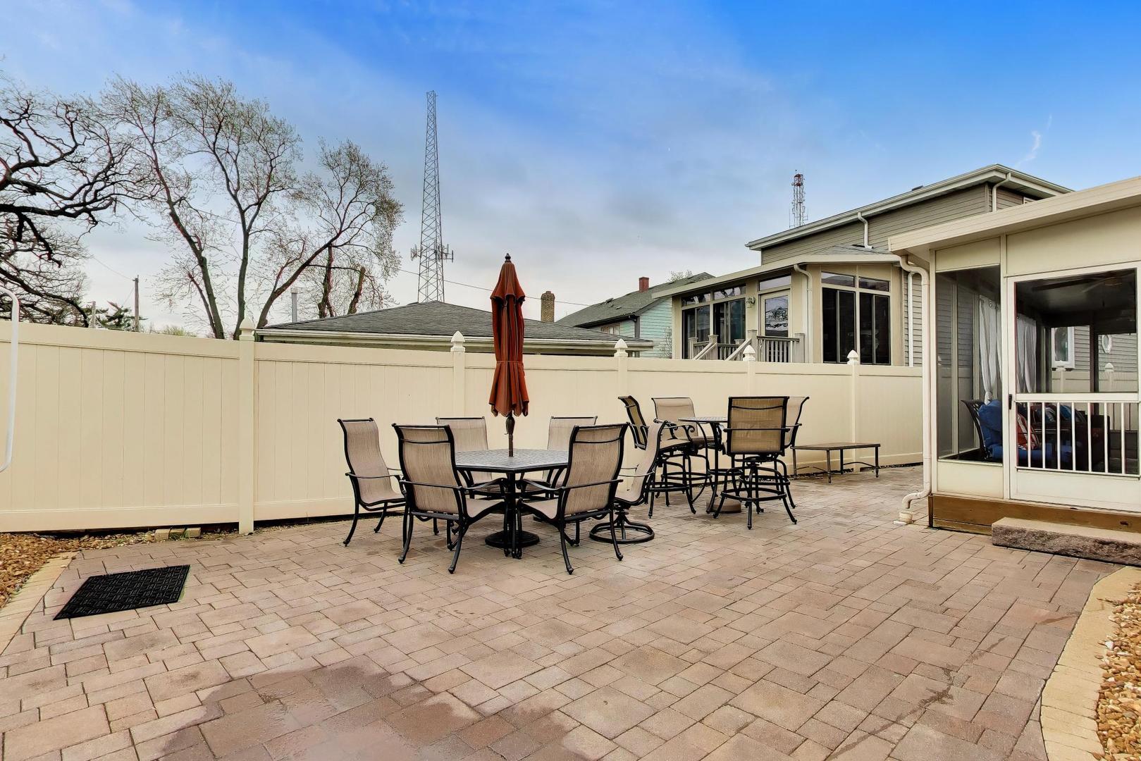 9641 E Shore Drive, Oak Lawn, IL 60453