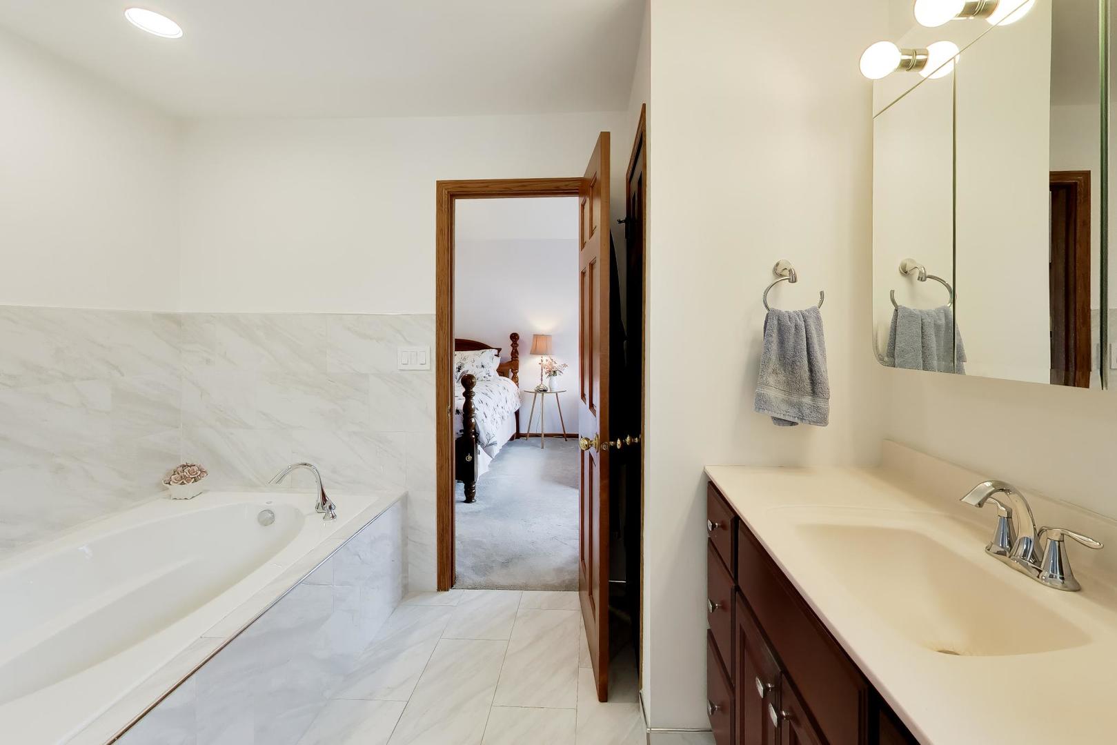 9641 E Shore Drive, Oak Lawn, IL 60453