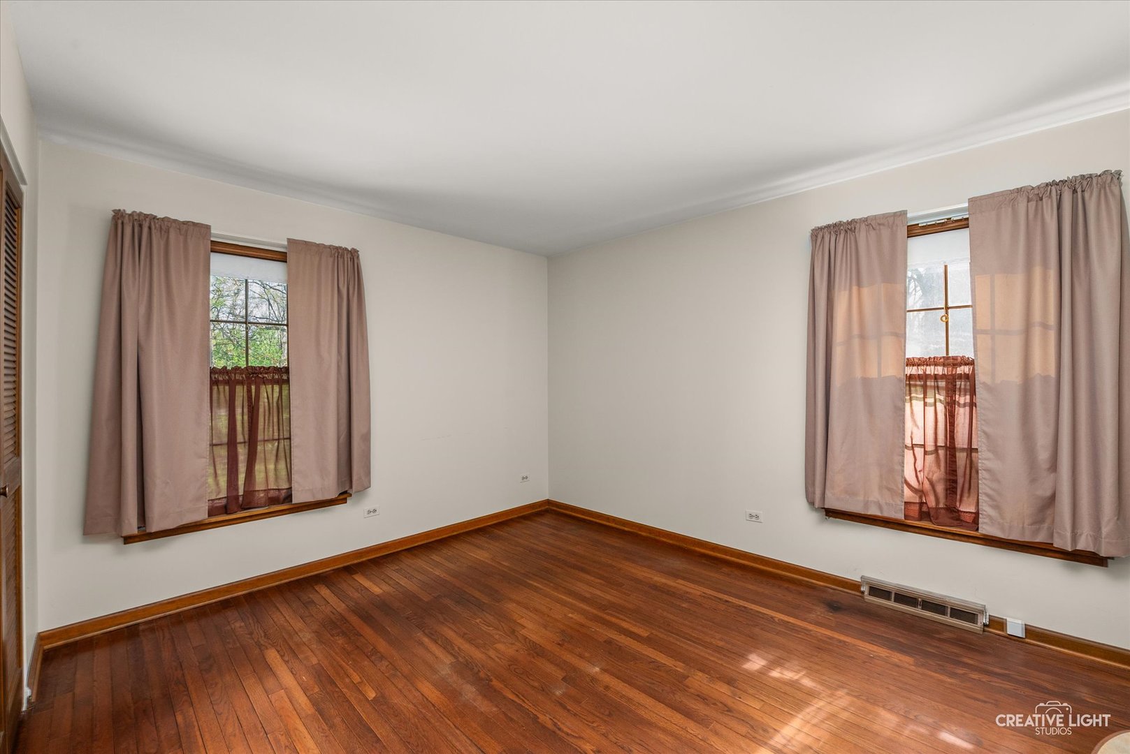 29W007 Oak Lane, Warrenville, IL 60555