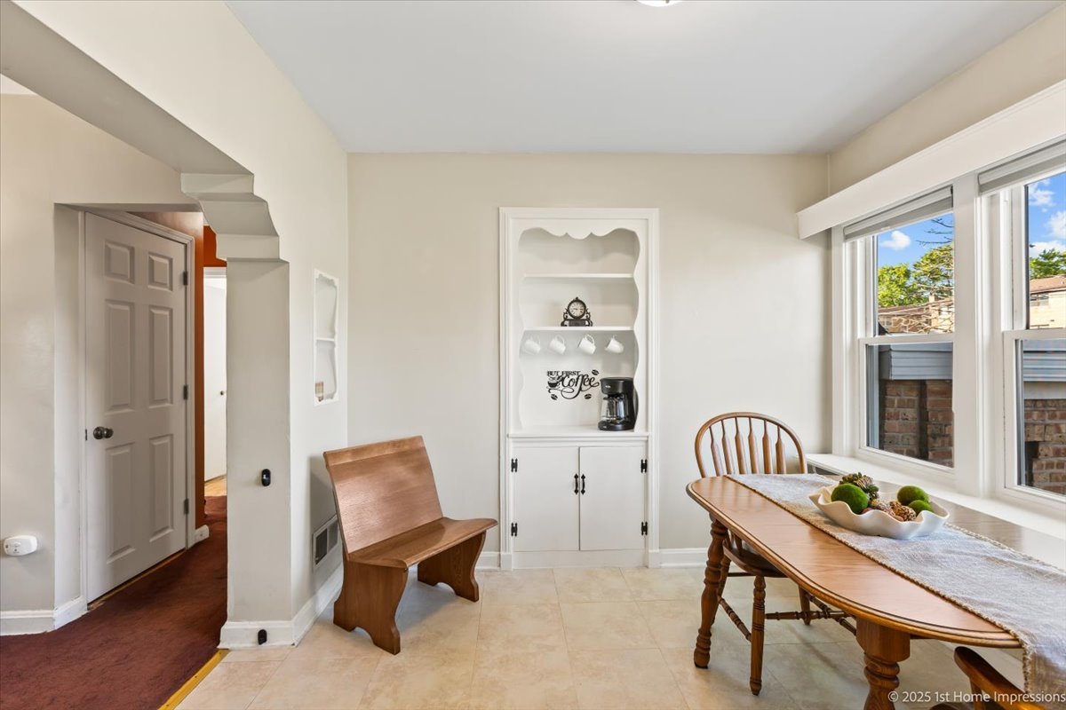 9206 S Troy Avenue, Evergreen Park, IL 60805