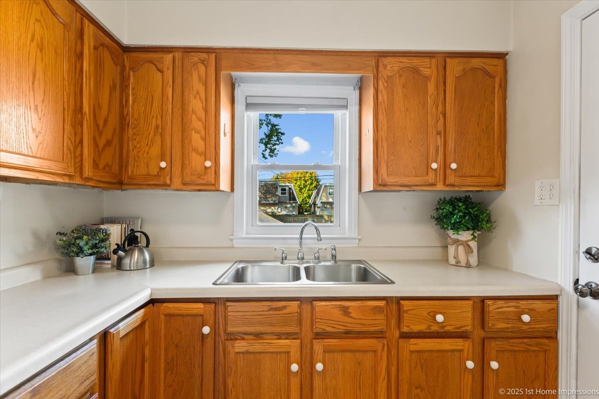 9206 S Troy Avenue, Evergreen Park, IL 60805