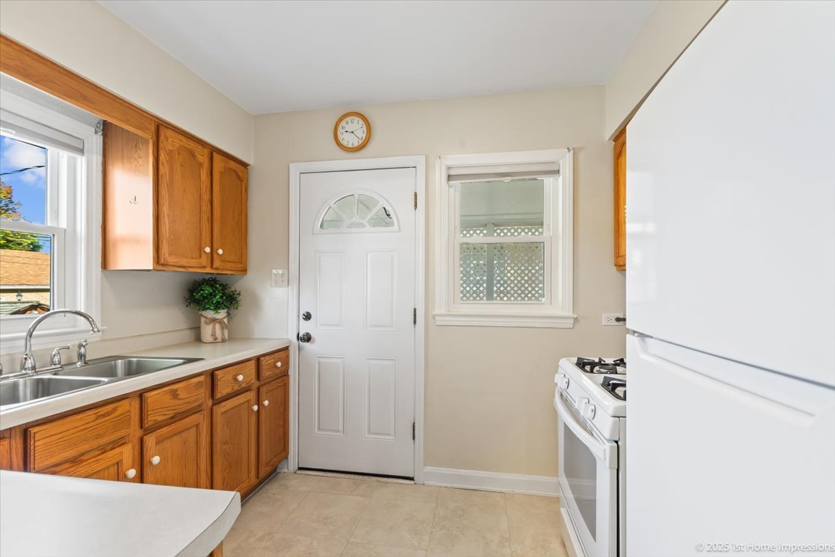 9206 S Troy Avenue, Evergreen Park, IL 60805