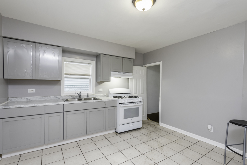 205 S Park Avenue, Waukegan, IL 60085