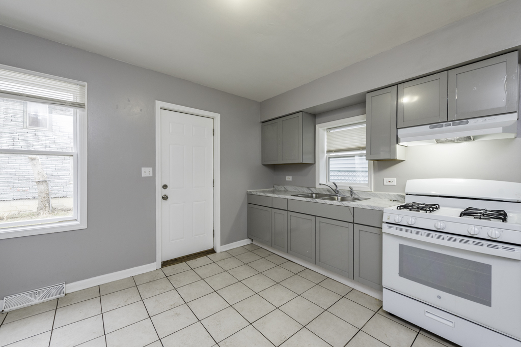 205 S Park Avenue, Waukegan, IL 60085