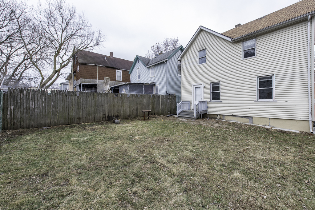 205 S Park Avenue, Waukegan, IL 60085