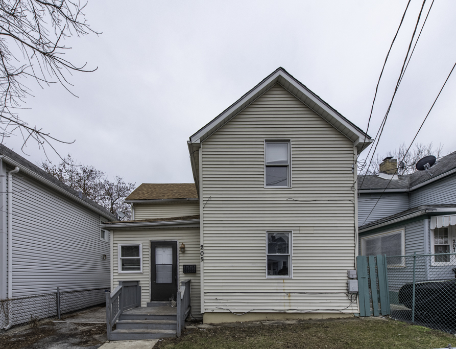 205 S Park Avenue, Waukegan, IL 60085