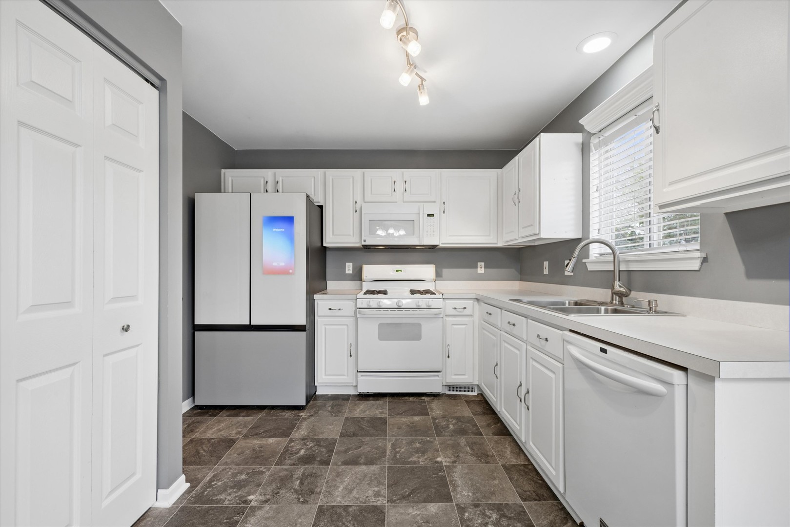 2070 Whitmore Drive, Romeoville, IL 60446