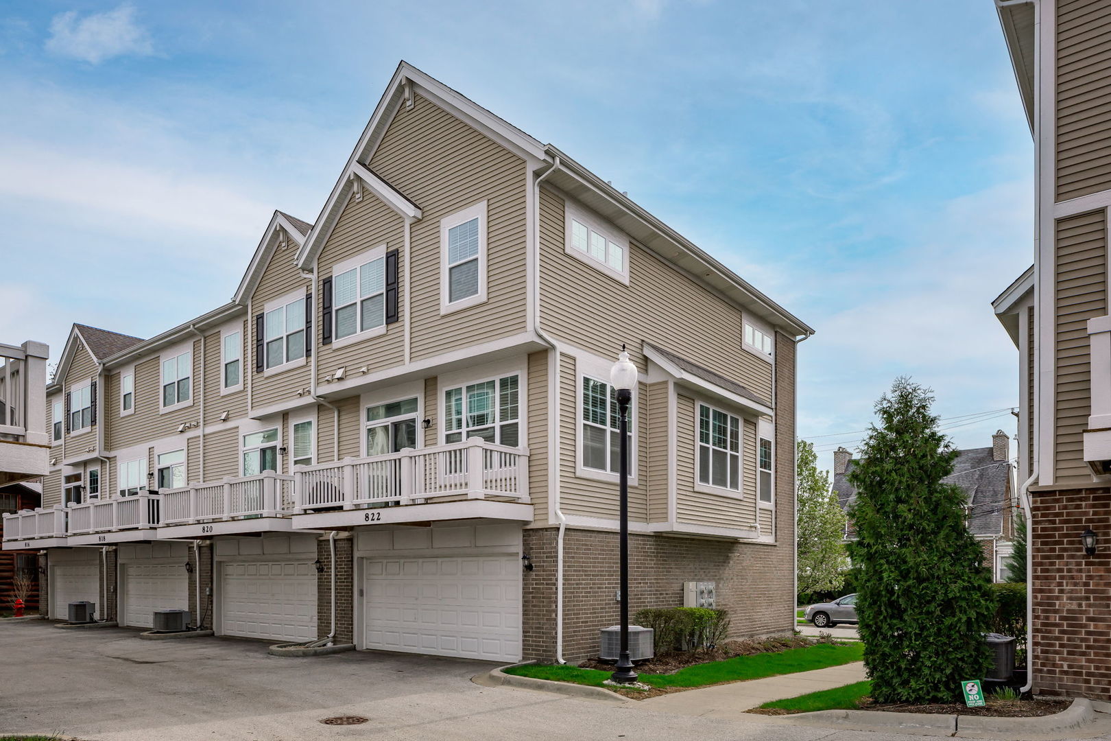 822 Center Street, Des Plaines, IL 60016