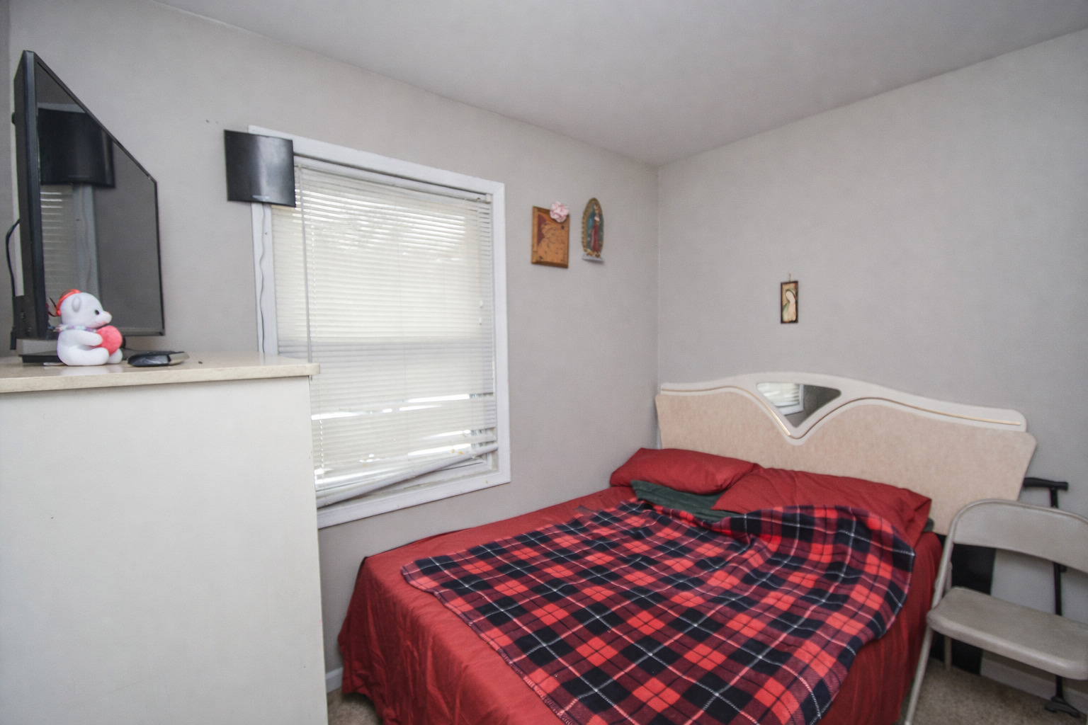 2042 GIDEON Avenue, Zion, IL 60099