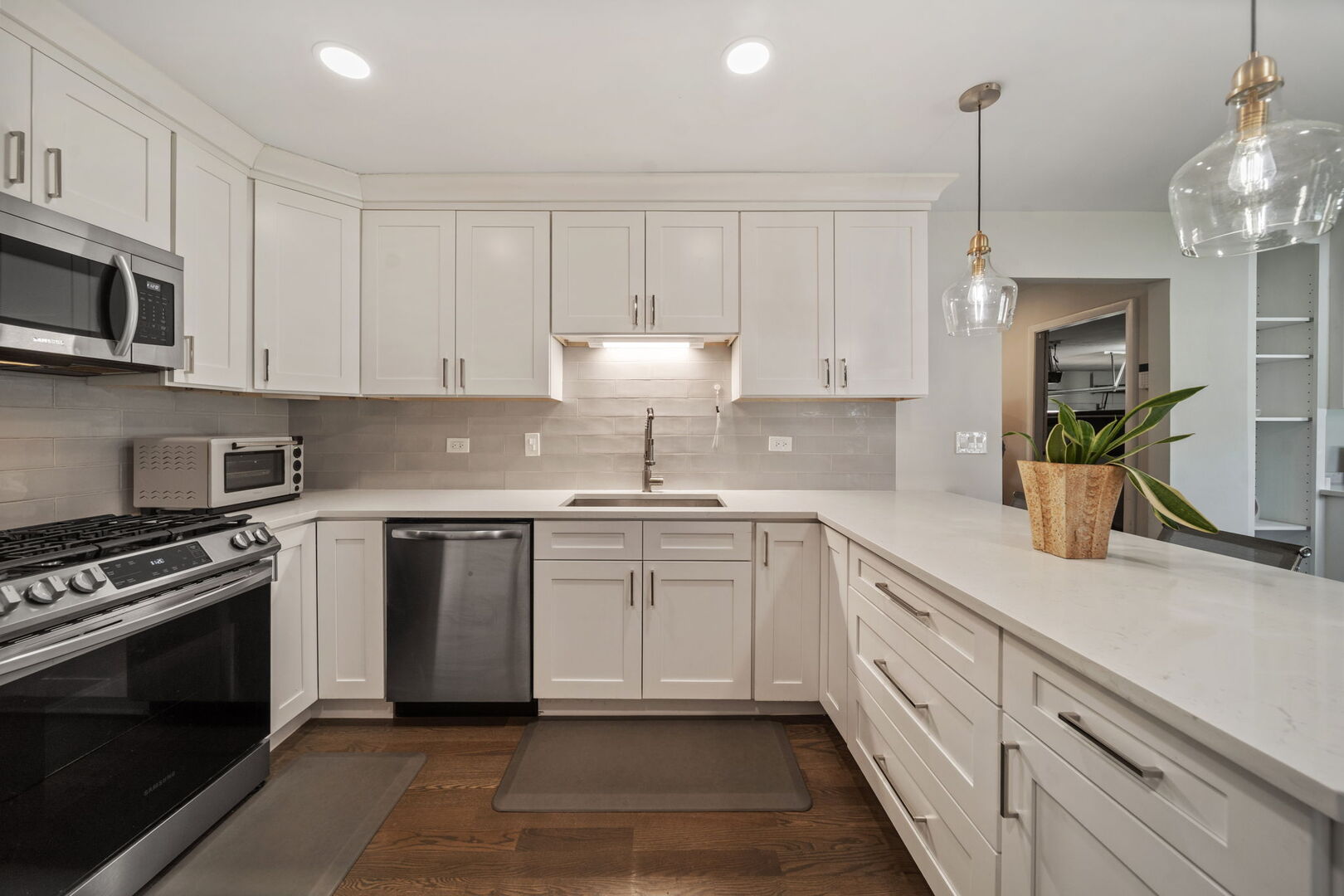 6603 Chaucer Road, Willowbrook, IL 60527