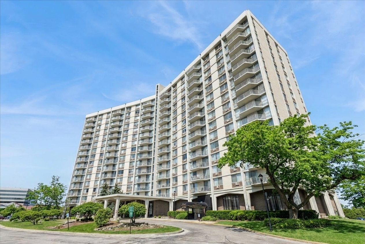40 N Tower Road #8F, Oak Brook, IL 60523