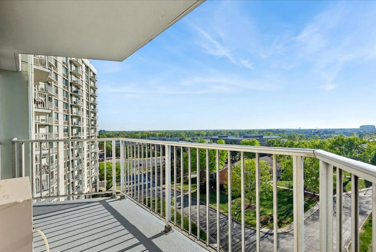 40 N Tower Road #8F, Oak Brook, IL 60523