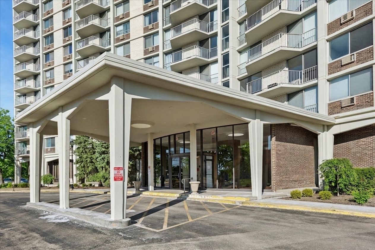 40 N Tower Road #8F, Oak Brook, IL 60523
