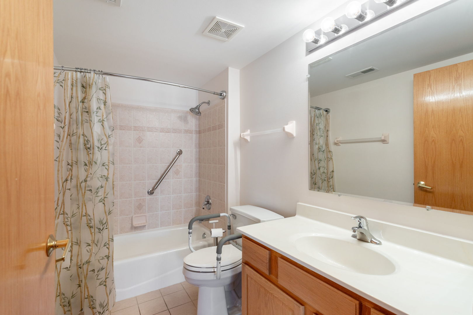 10720 S Washington Street #205, Oak Lawn, IL 60453