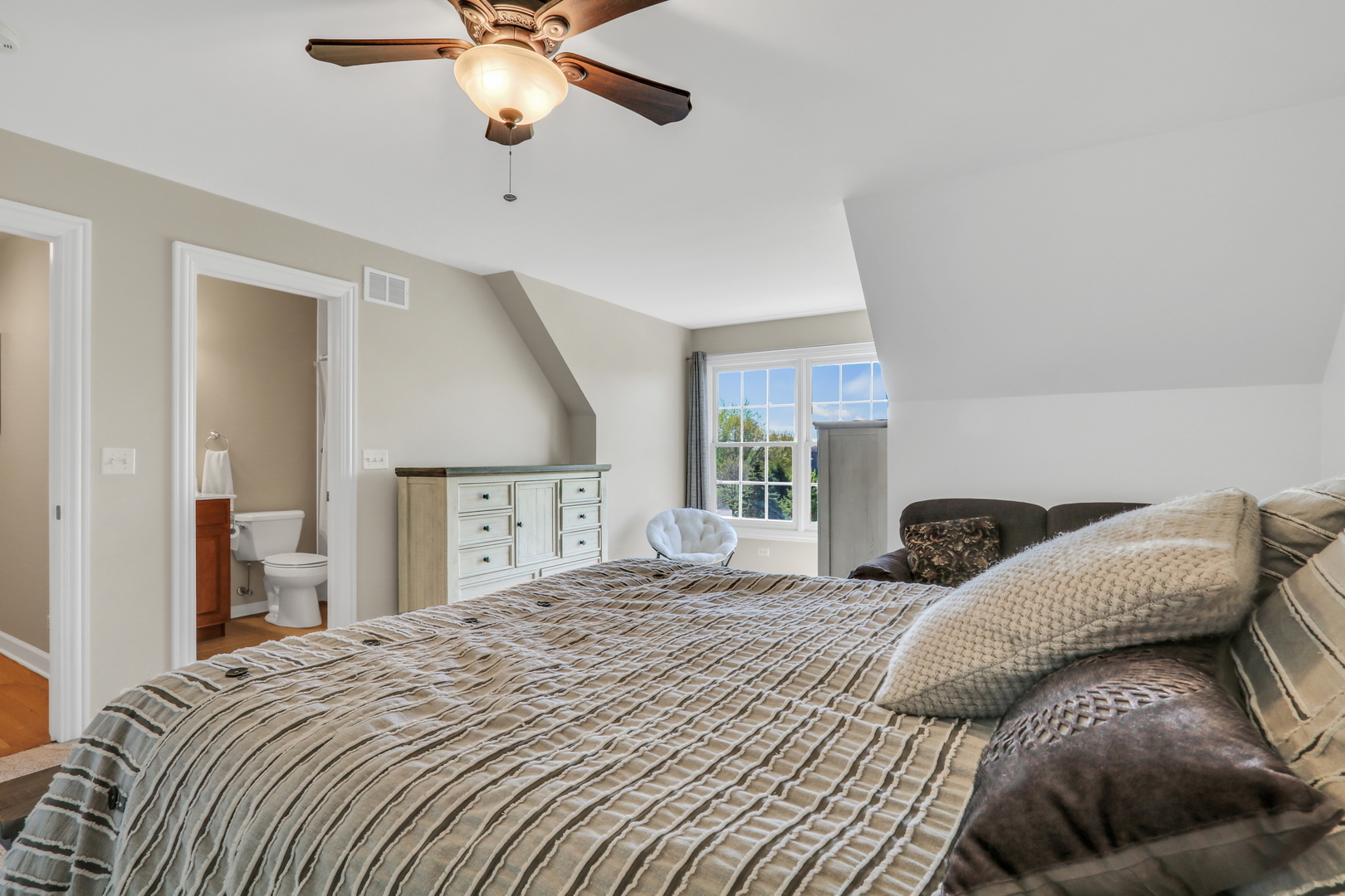 2890 TRAIL CREST Lane, Lindenhurst, IL 60046