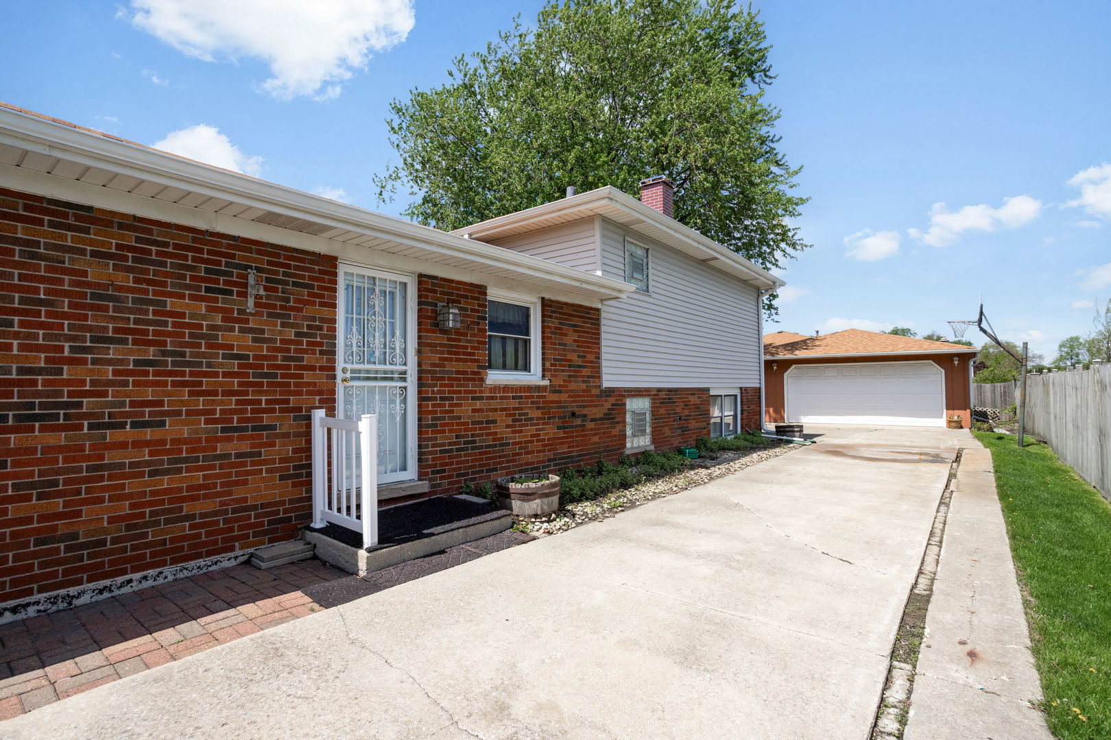 5712 W 102nd Street, Oak Lawn, IL 60453