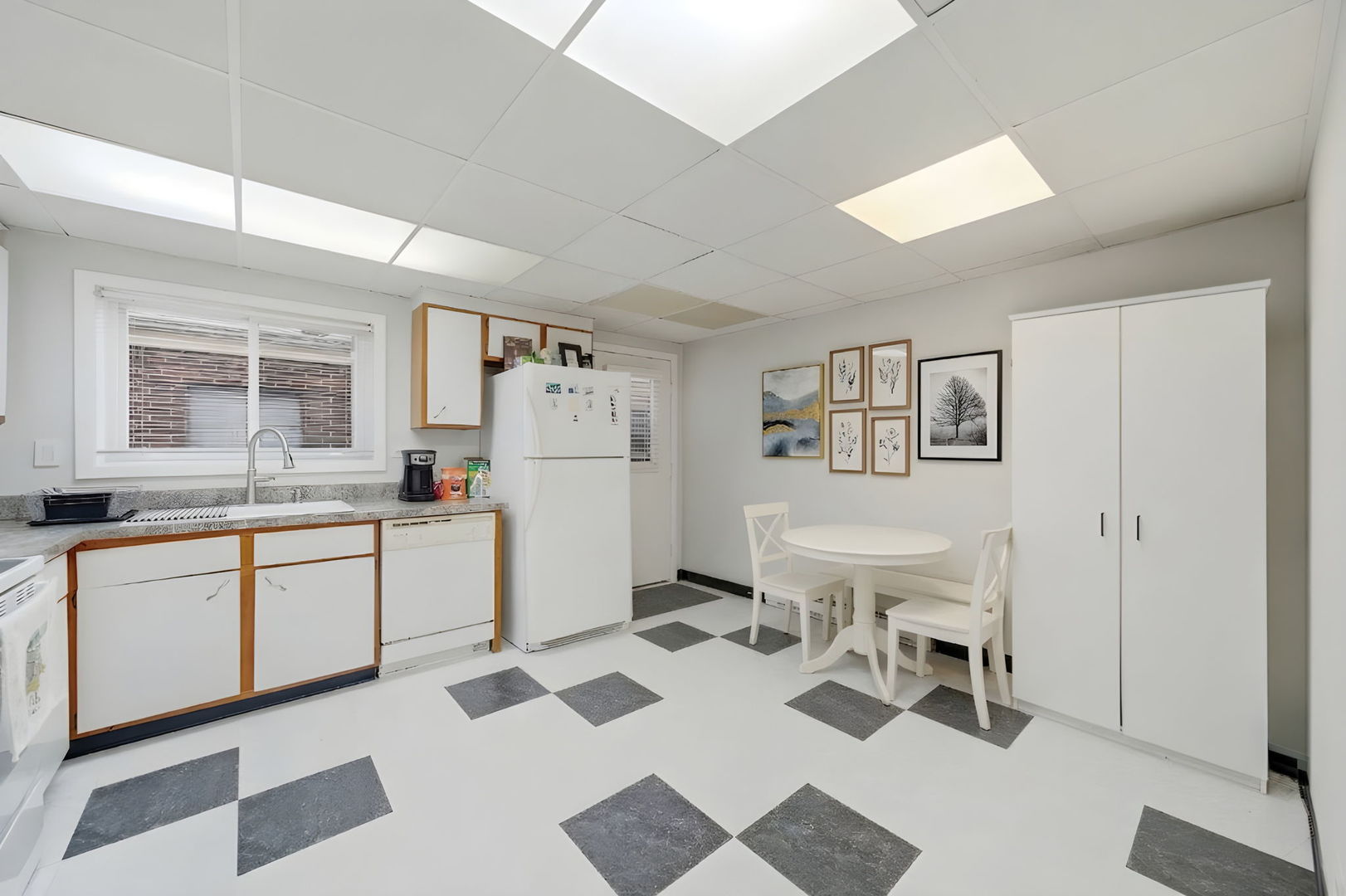 940 N Rohlwing Road #201A, Addison, IL 60101