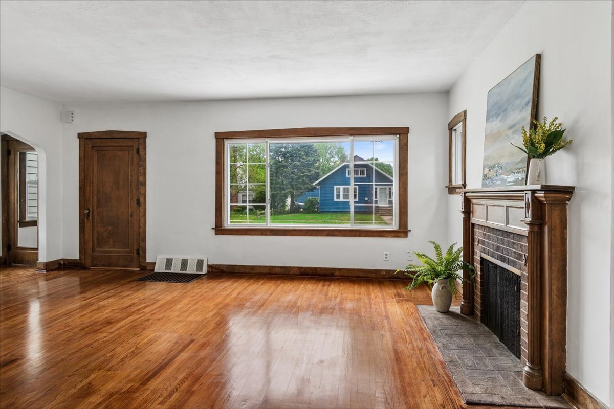 747 Watson Street, Aurora, IL 60505
