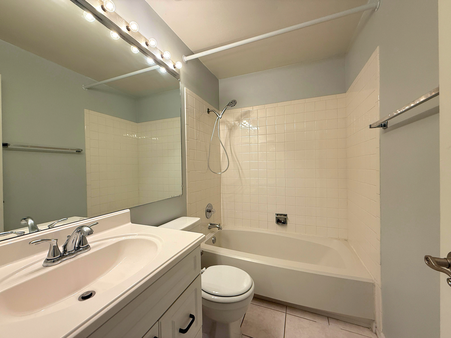 941 Yosemite Trail #C7, Roselle, IL 60172