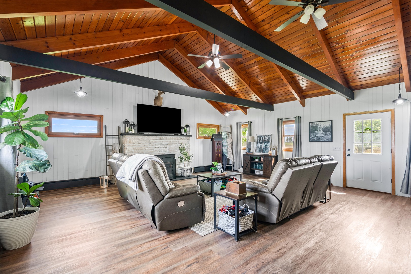 4698 E 17th. Road, Leland, IL 60531