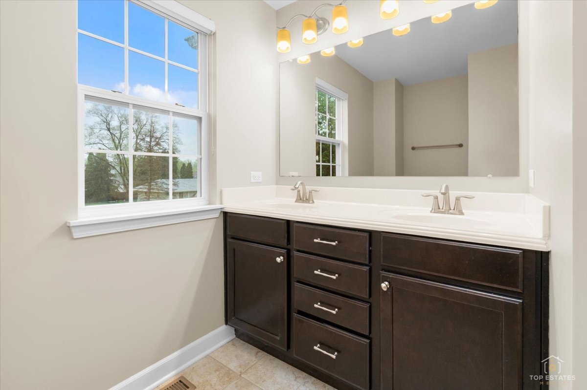 1551 E Olive Street, Palatine, IL 60074