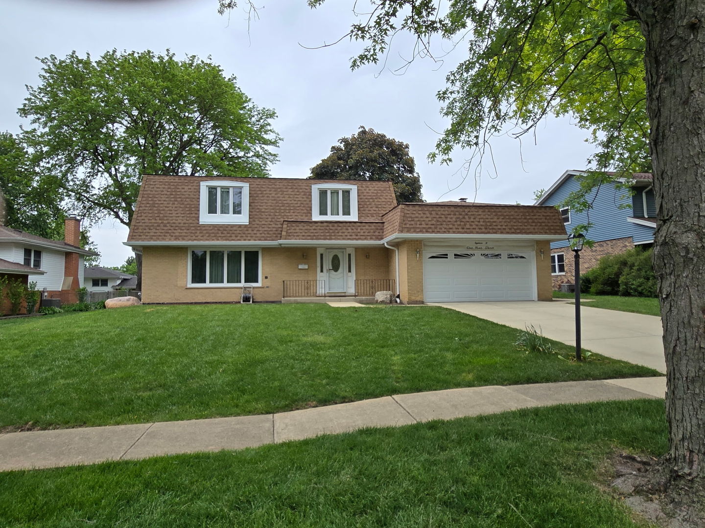 18W193 Holly Avenue, Darien, IL 60561