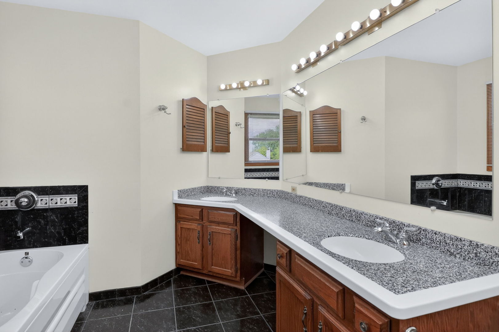 1694 Hampshire Drive, Elk Grove Village, IL 60007