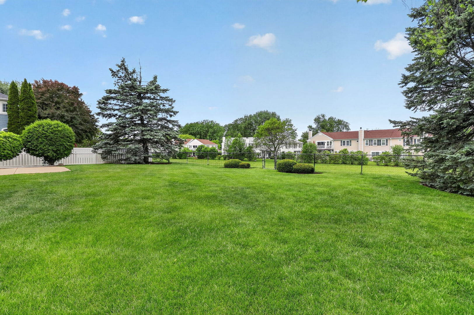 1694 Hampshire Drive, Elk Grove Village, IL 60007