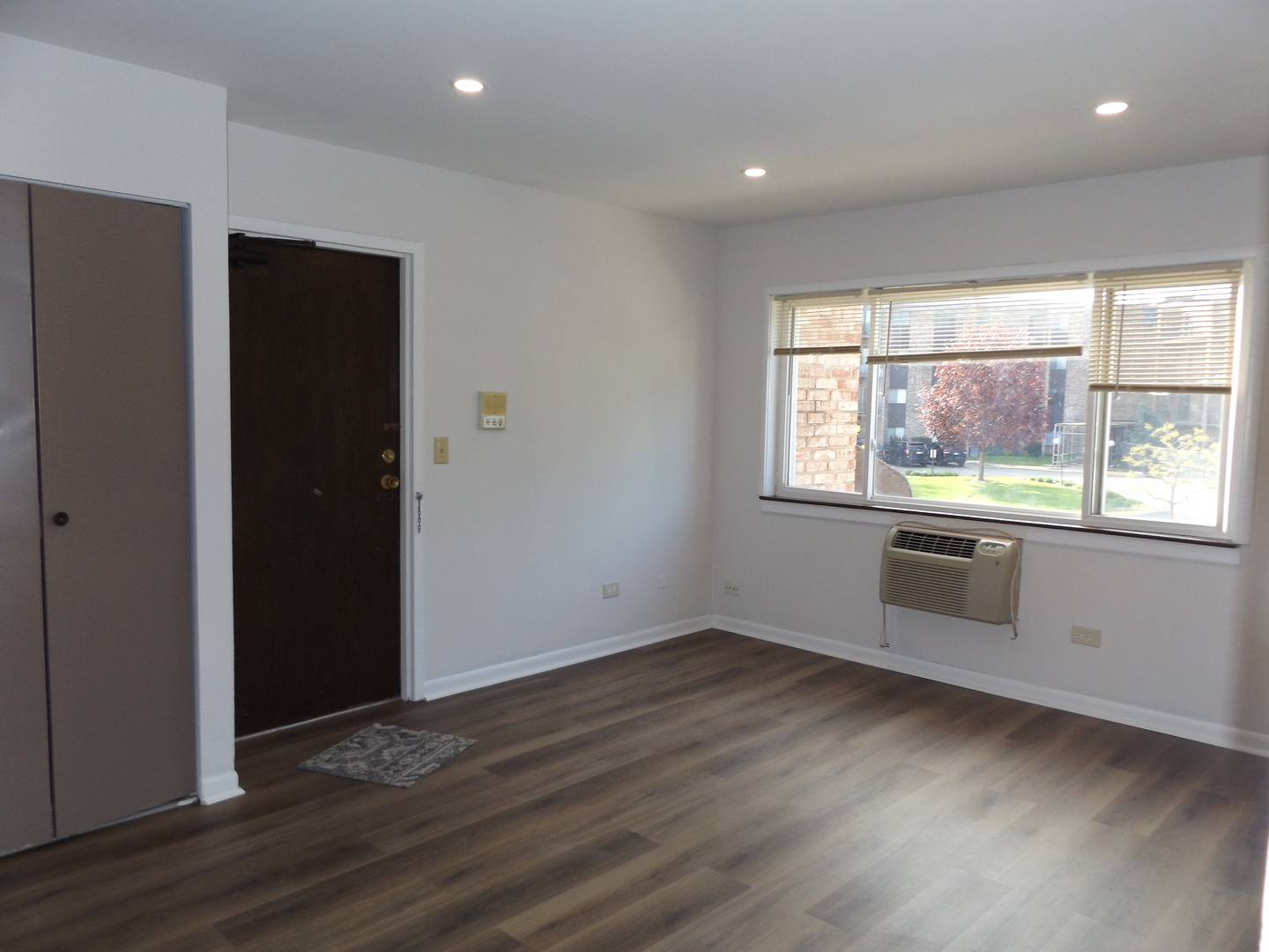 710 W Huntington Commons Road #2B, Mount Prospect, IL 60056