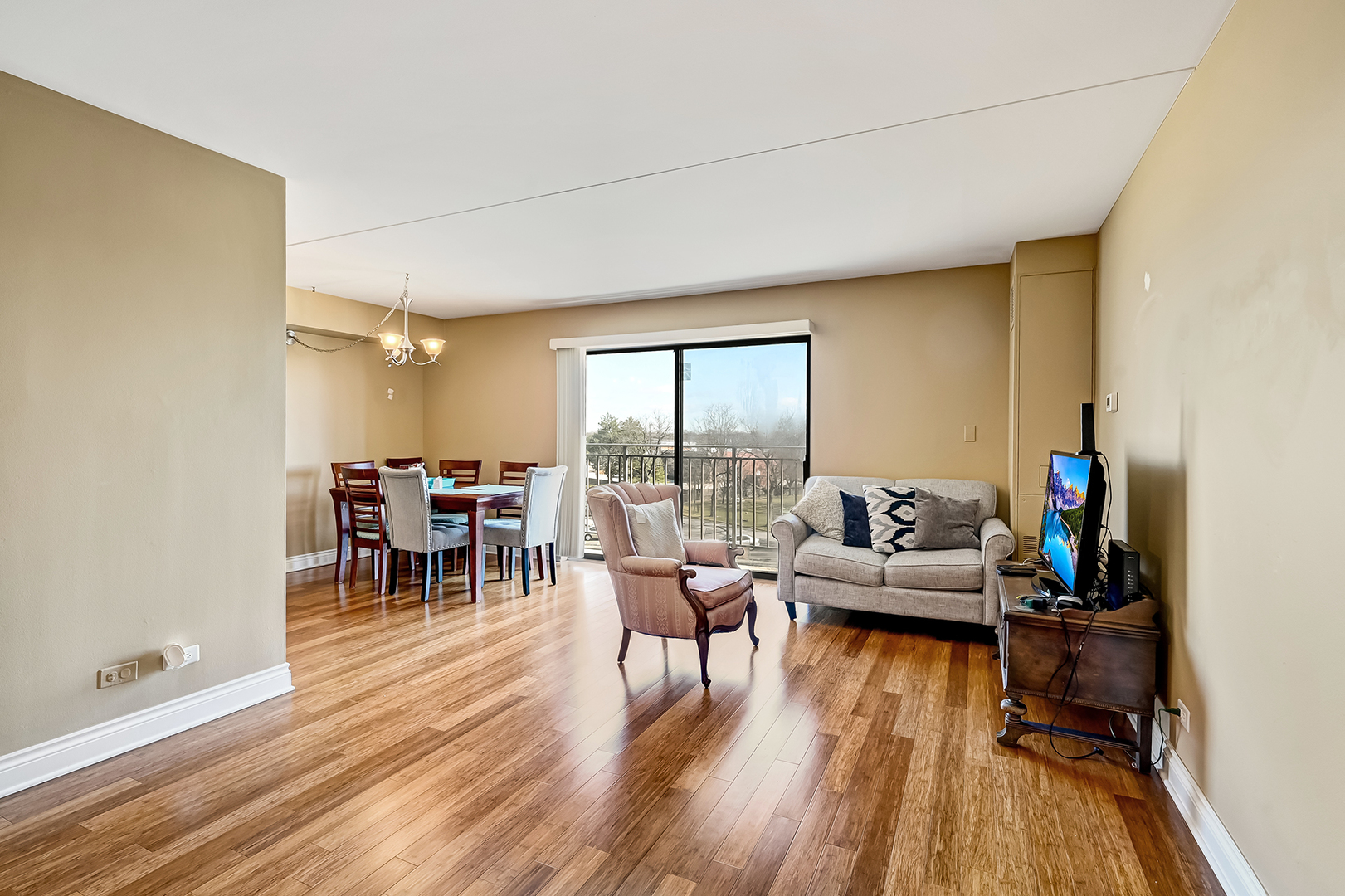 6340 Americana Drive #414, Willowbrook, IL 60527