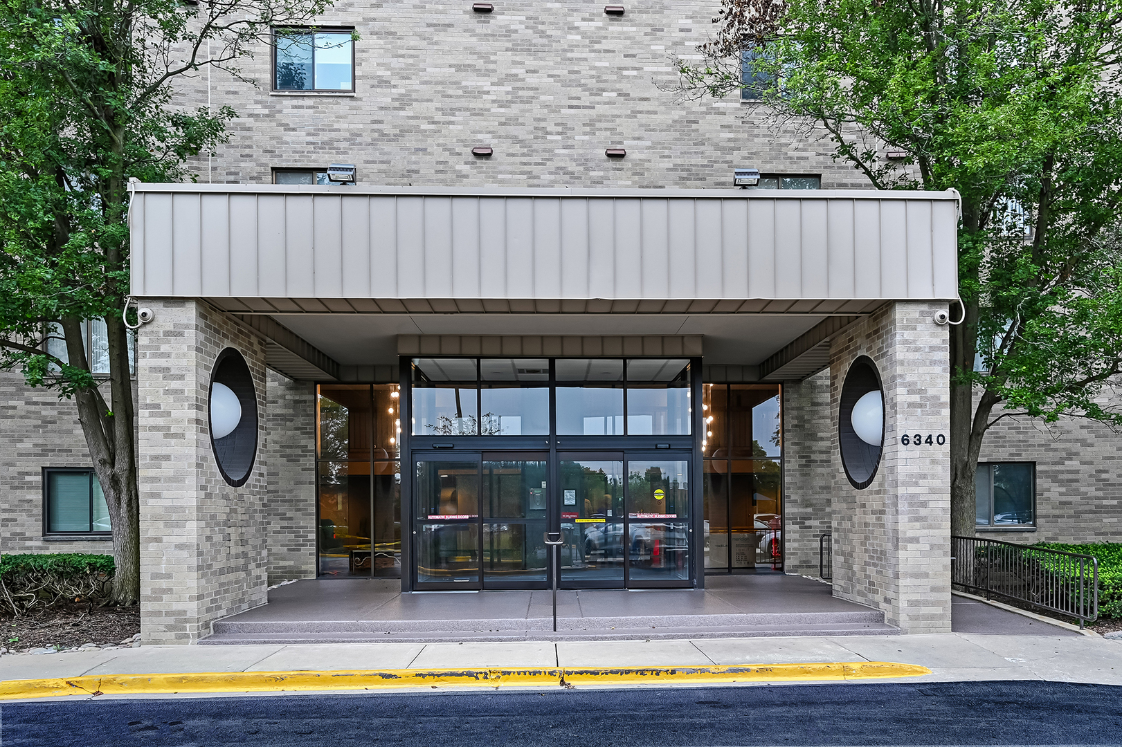 6340 Americana Drive #414, Willowbrook, IL 60527