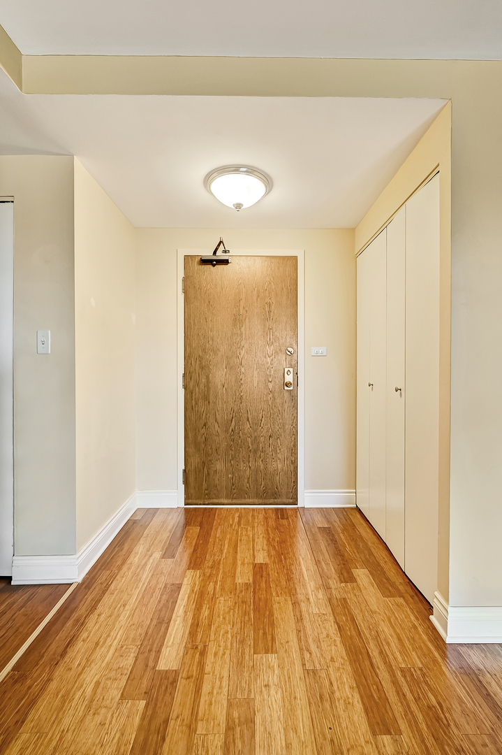 6340 Americana Drive #414, Willowbrook, IL 60527