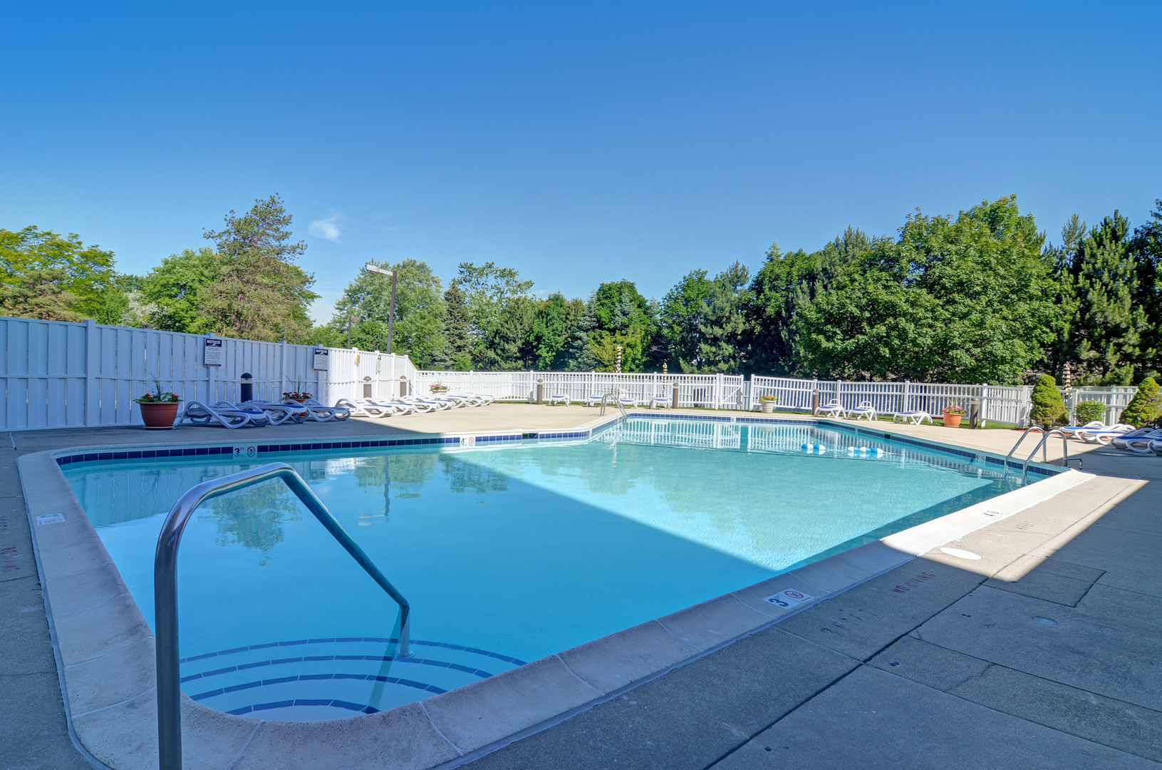 6340 Americana Drive #414, Willowbrook, IL 60527