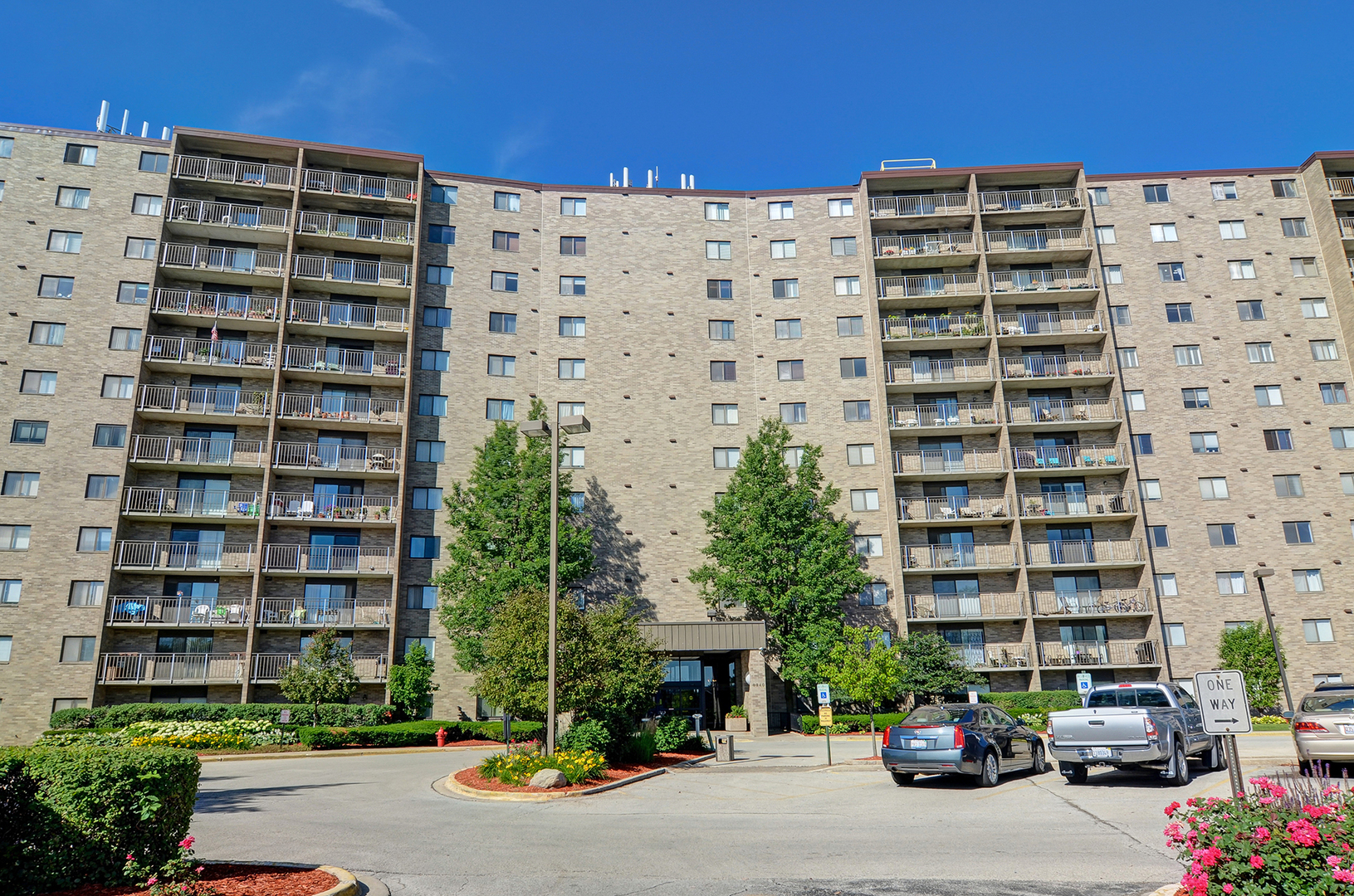 6340 Americana Drive #414, Willowbrook, IL 60527