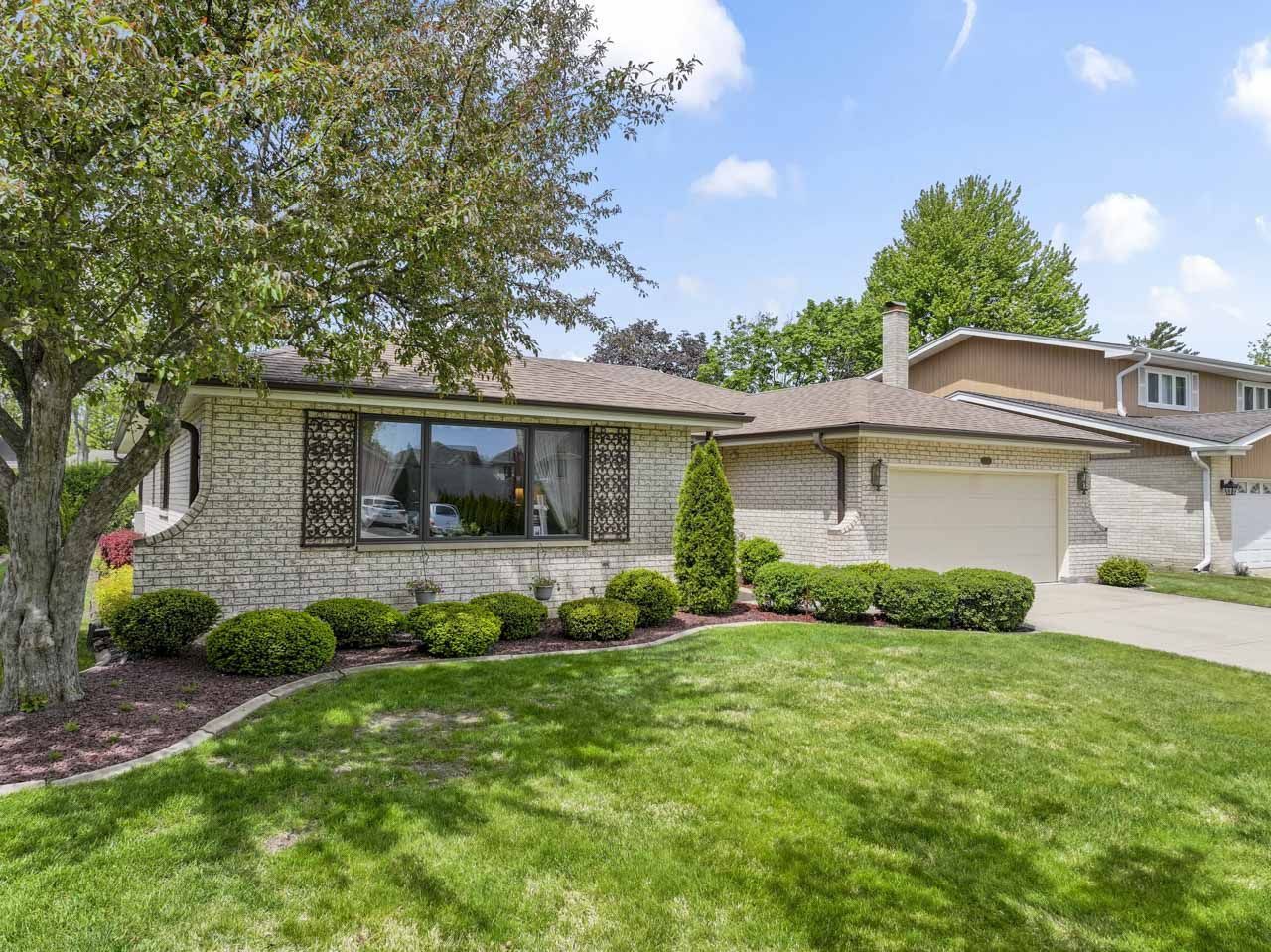 404 S Helena Avenue, Mount Prospect, IL 60056