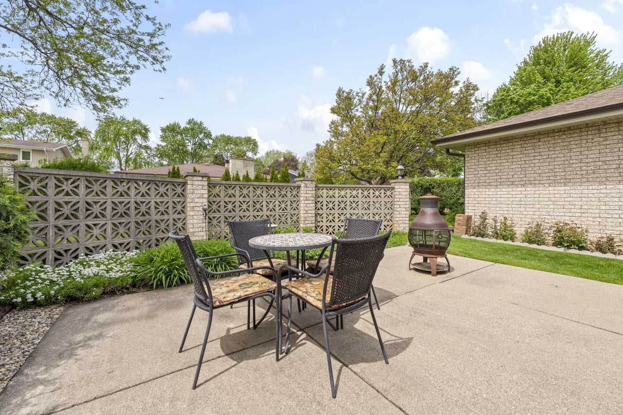 404 S Helena Avenue, Mount Prospect, IL 60056