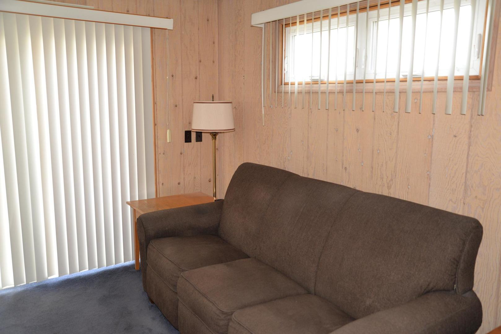 940 W Grant Drive, Des Plaines, IL 60016