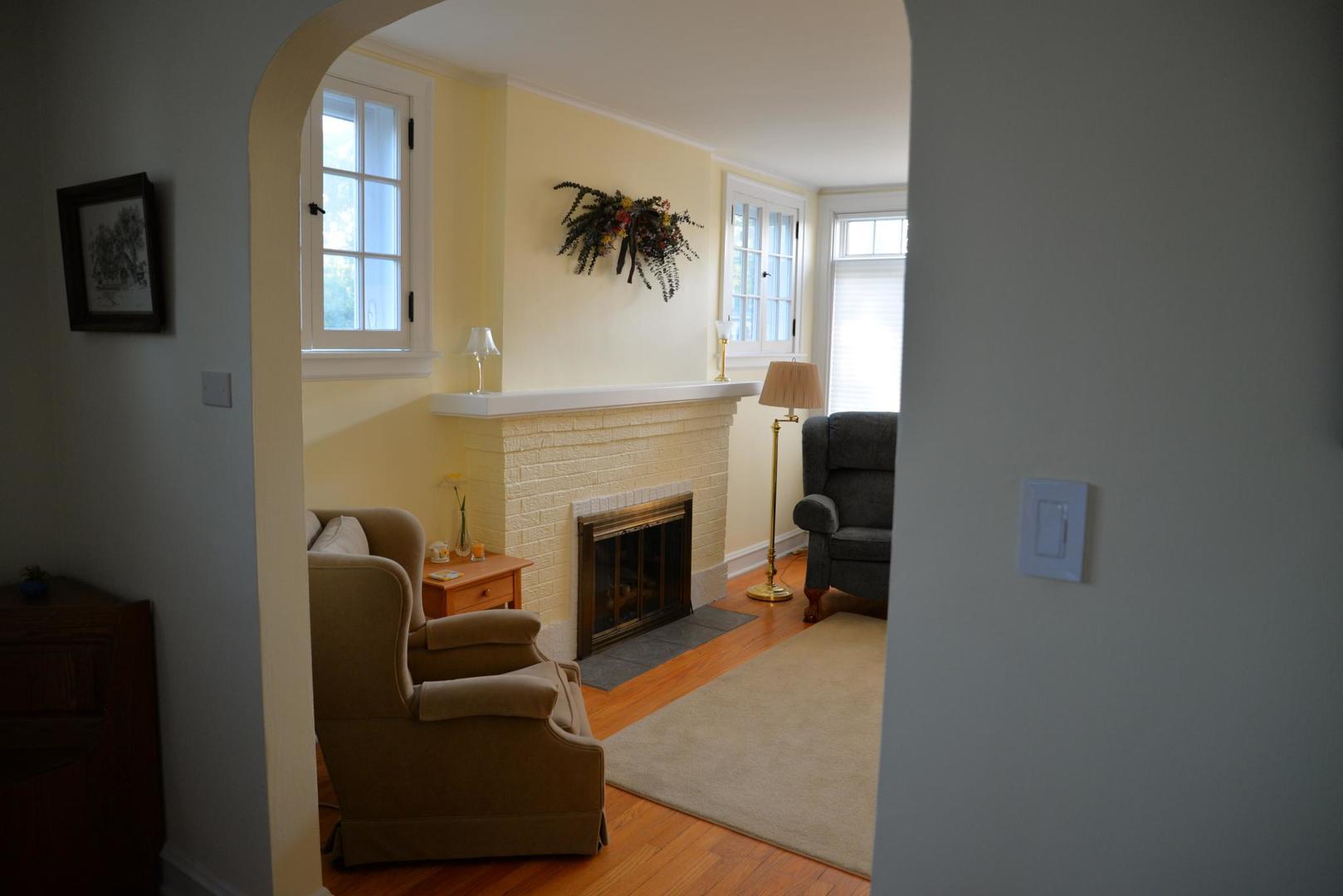 940 W Grant Drive, Des Plaines, IL 60016